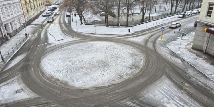 Gołoledź w Szczecinie. Jest ślisko i może być gorzej!