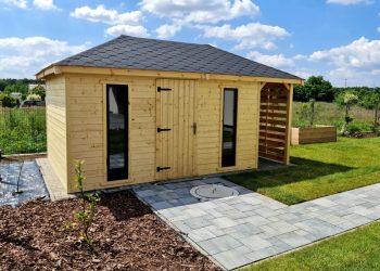 Jak przygotować działkę pod montaż domku narzędziowego na wiosnę?