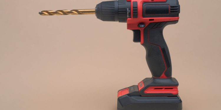 Jak wybrać wiertarkę do precyzyjnego wiercenia w metalu i drewnie?