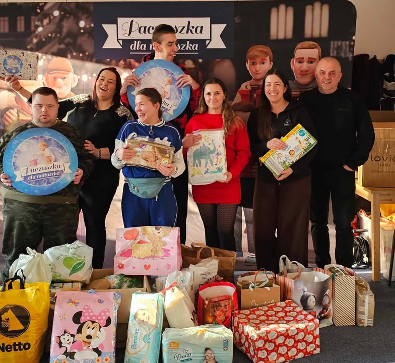 Zdjęcie przedstawia darczyńców i podopiecznych, którzy są obdarowani prezentami