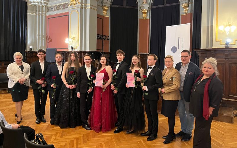 Fot. Jury i laureaci - Rusłan Bilchak; od lewej: dr hab. Joanna Tylkowska-Drożdż, prof. AS, Tymoteusz Tomiczek, Maksymilian Michalak, Magdalena Sadowska, Andrii Bilchak, Kamila Dąbrowska, Paweł Braksator, Matylda Pich, Rustam Bilchak, dr Friederike Meinel, dr hab. Paweł Wolski, prof. AS, dr hab. Sylwia Burnicka-Kalischewska, prof. AS