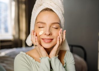Jak pielęgnować twarz wiosną