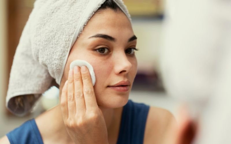 Zdjęcie przedstawia kobietę, która dba o swoją twarz