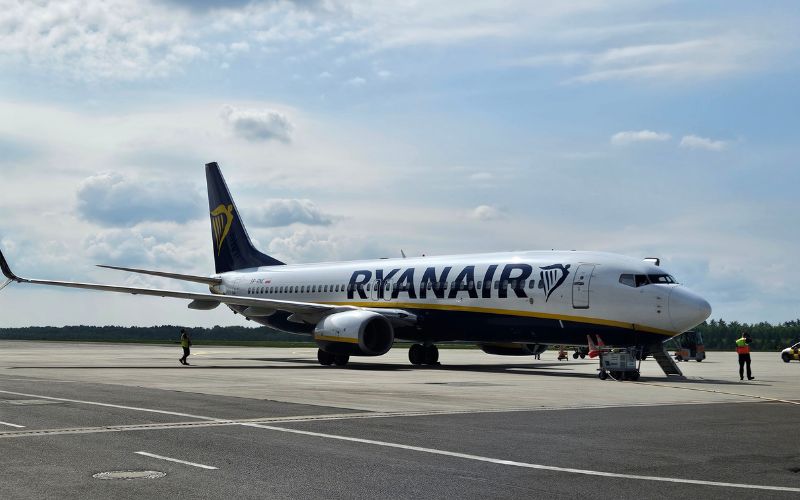 Samolot linii Ryanair latający na trasie Szczecin-Kraków