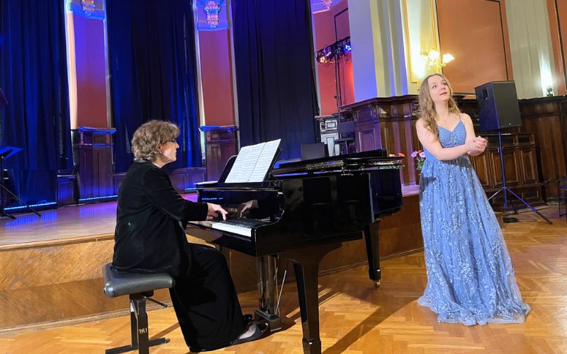 Zdjęcie przedstawia Dominika Szapar i mgr Irina Paliwoda przy fortepianie