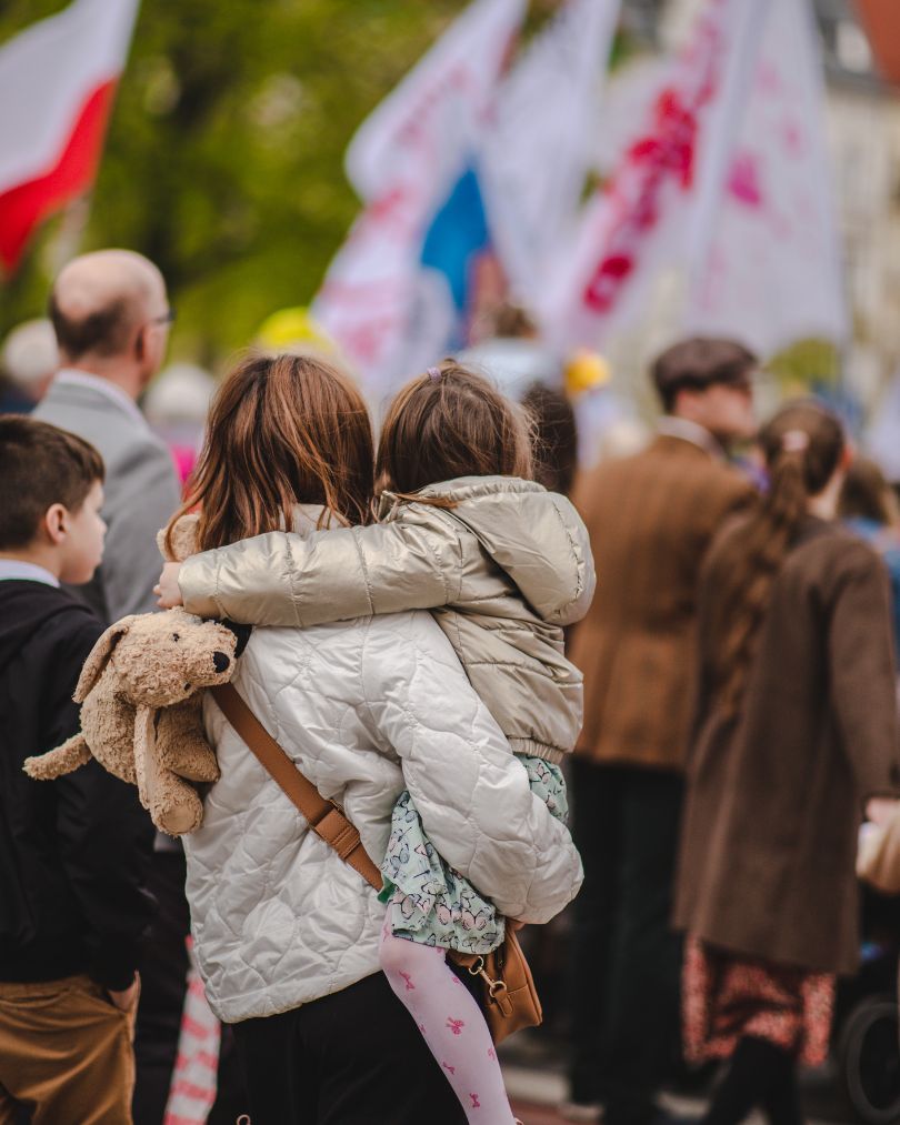 Mama z dzieckiem na marszu dla życia w Szczecinie