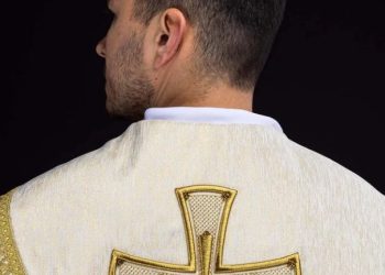 Pielęgnacja i konserwacja szat liturgicznych: Jak dbać o cenne szaty kapłańskie?