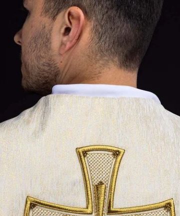 Pielęgnacja i konserwacja szat liturgicznych: Jak dbać o cenne szaty kapłańskie?