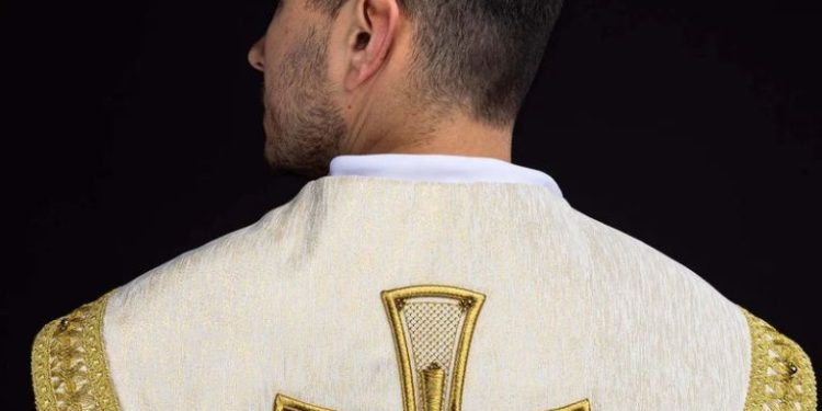 Pielęgnacja i konserwacja szat liturgicznych: Jak dbać o cenne szaty kapłańskie?