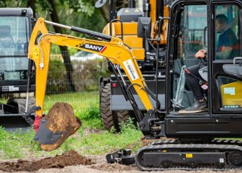 Prace ziemne bez dużej koparki? Sprawdź, co potrafią minikoparki SANY
