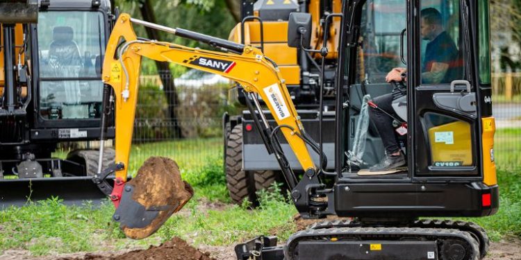 Prace ziemne bez dużej koparki? Sprawdź, co potrafią minikoparki SANY