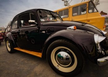 Rozpoczęcie sezonu 2026 z Klasycznym Szczecinem już w tę niedzielę. Łasztownia znów wypełni się retro autami!