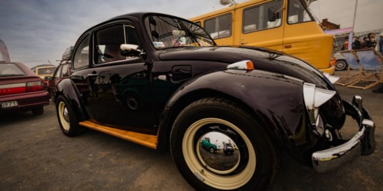 Rozpoczęcie sezonu 2026 z Klasycznym Szczecinem już w tę niedzielę. Łasztownia znów wypełni się retro autami!