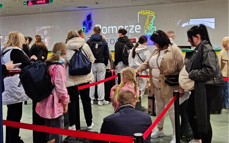turyści wylatujący z lotniska Szczecin Goleniów