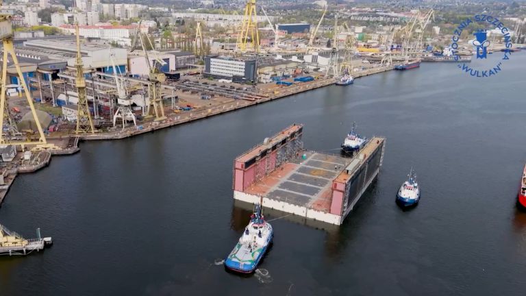 Wodowanie nowego doku pływającego w Szczecinie - przygotowany przez Stocznię Vulkan