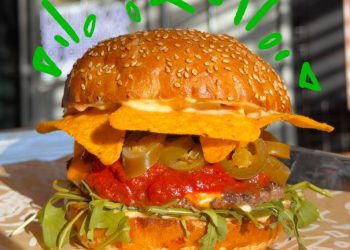 Burger zamiast kolacji przy świecach? Polacy coraz chętniej celebrują jedzenie po swojemu