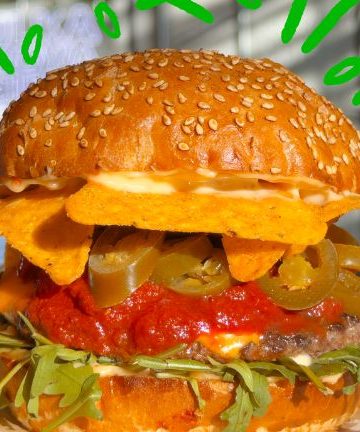 Burger zamiast kolacji przy świecach? Polacy coraz chętniej celebrują jedzenie po swojemu
