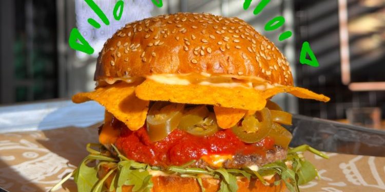 Burger zamiast kolacji przy świecach? Polacy coraz chętniej celebrują jedzenie po swojemu