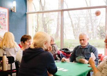 Café Przyjaźń w Dąbiu otwiera się na mieszkańców. W sobotę malowanie kawą i sąsiedzkie czytanie!