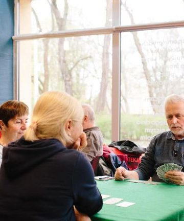 Café Przyjaźń w Dąbiu otwiera się na mieszkańców. W sobotę malowanie kawą i sąsiedzkie czytanie!