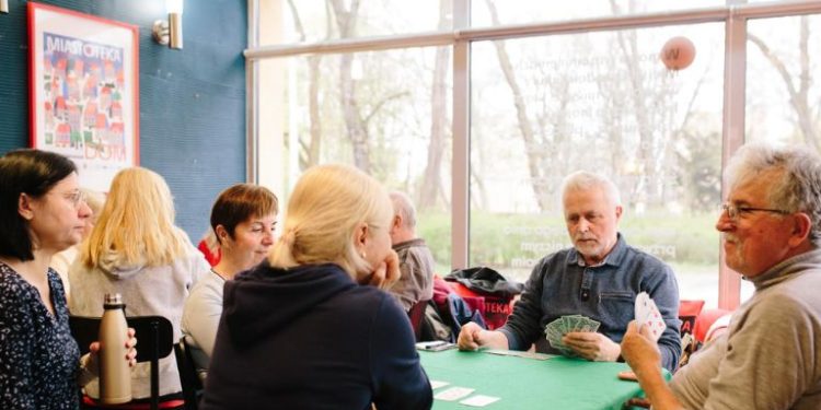 Café Przyjaźń w Dąbiu otwiera się na mieszkańców. W sobotę malowanie kawą i sąsiedzkie czytanie!