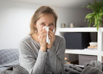 Katar zatkany nos łzawienie oczu. To może być alergia. Jak to sprawdzić?