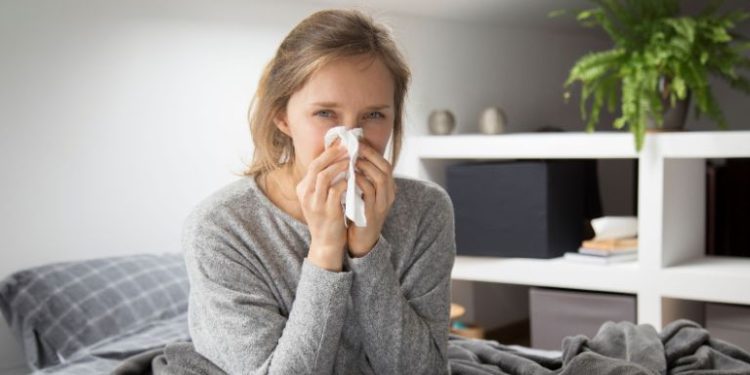 Katar zatkany nos łzawienie oczu. To może być alergia. Jak to sprawdzić?