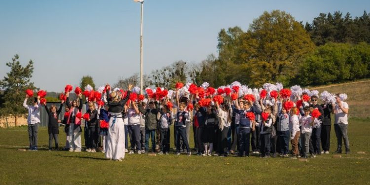 Radziszewo świętowało Święto Konstytucji 3 Maja. Barwna uroczystość, taniec i „żywa flaga” z drona!