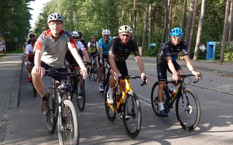 Zdjęcie przedstawia rowerową wyprawę