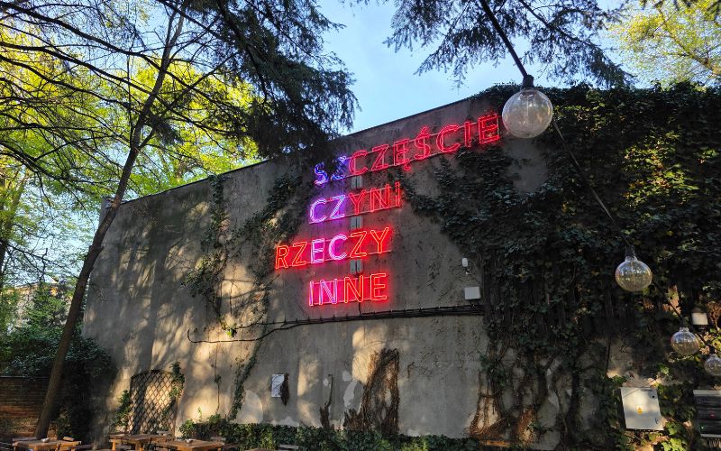 Szczęście czyni rzeczy inne - napis neonowy w Ogrodach Śródmieście w Szczecinie