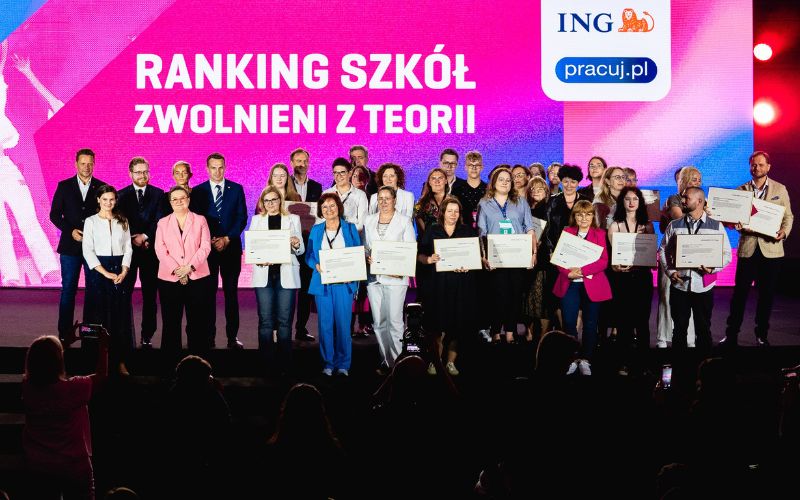 Zdjęcie przedstawia osoby na scenie podczas wydarzenia omawiającego ranking szkół zwolnieni z teorii 2026