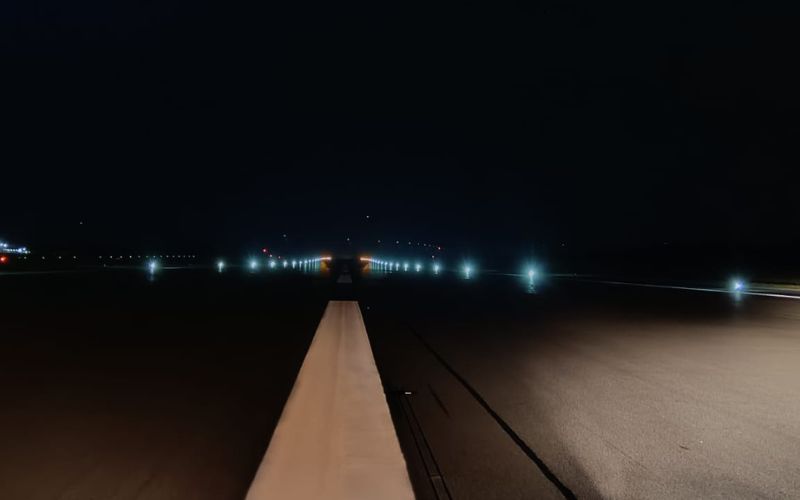 Oświetlony pas startowy nocą na lotnisku Szczecin-Goleniów