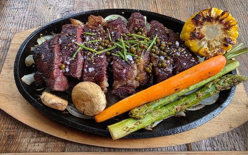 Antrykot z sezonowymi warzywami grillowanymi