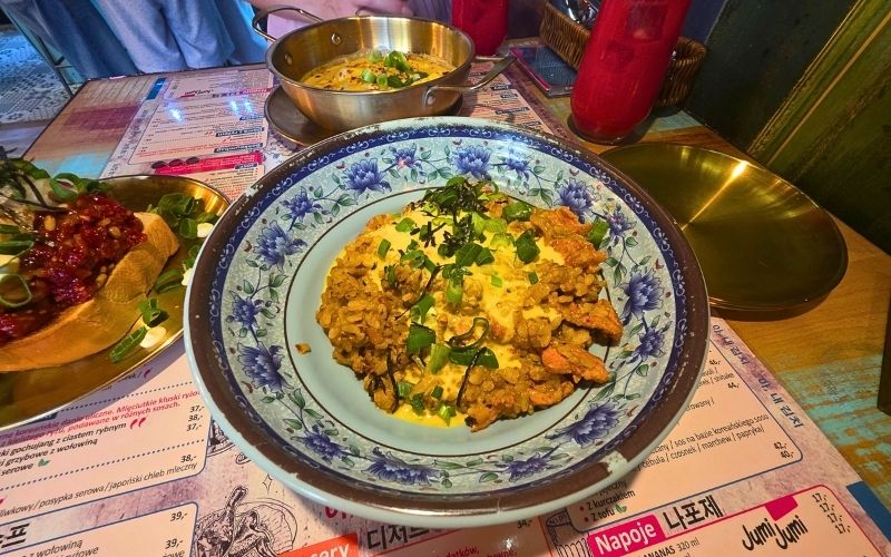 Bokkeumbap z wieprzowiną i kimchi w restauracji Oh my Kimchi