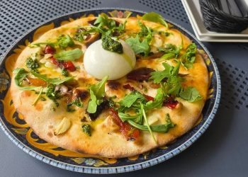 Burrata na włoskim placku