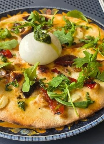 Burrata na włoskim placku