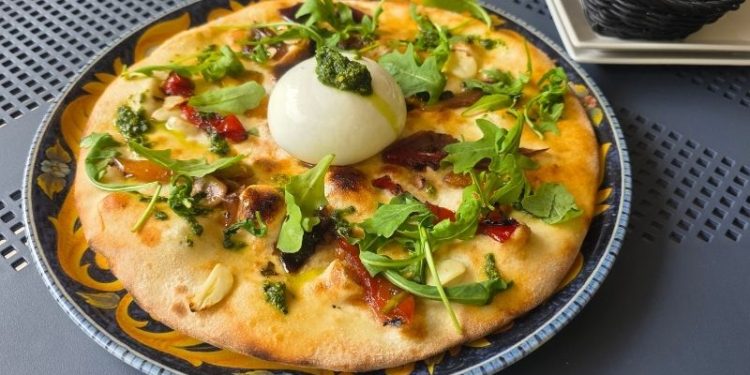 Burrata na włoskim placku