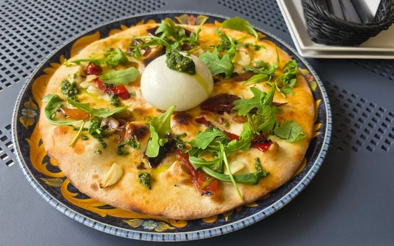 Burrata na włoskim placku