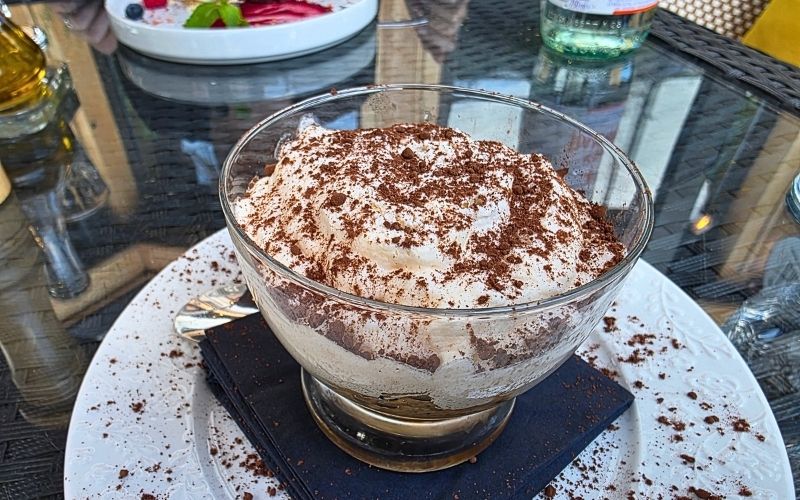 Deser tiramisu w restauracji Emilio