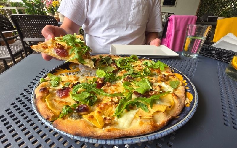 Pizza Di Mela – sery, jabłko i powidła z cebuli