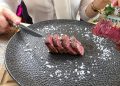 Pokrojony stek Wagyu podany na czarnym talerzu