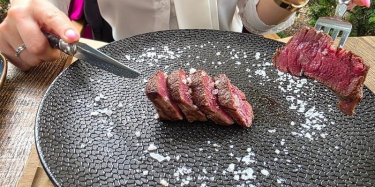 Pokrojony stek Wagyu podany na czarnym talerzu