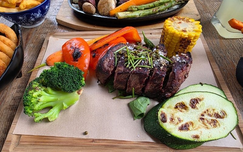 Polędwica wołowa z sezonowymi warzywami grillowanymi