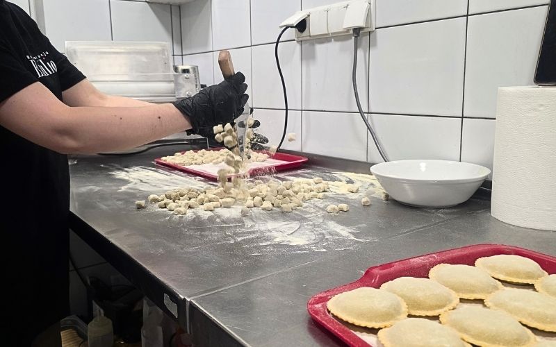 Przygotowywanie gnocchi przez kucharza