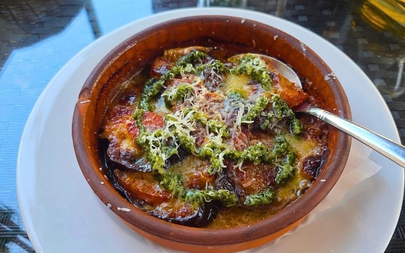 Przystawka z bakłażana w restauracji Emilio