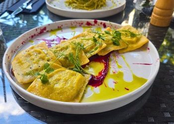 Ravioli z kaczką i musem jabłkowo-żurawinowym w restauracji Emilio