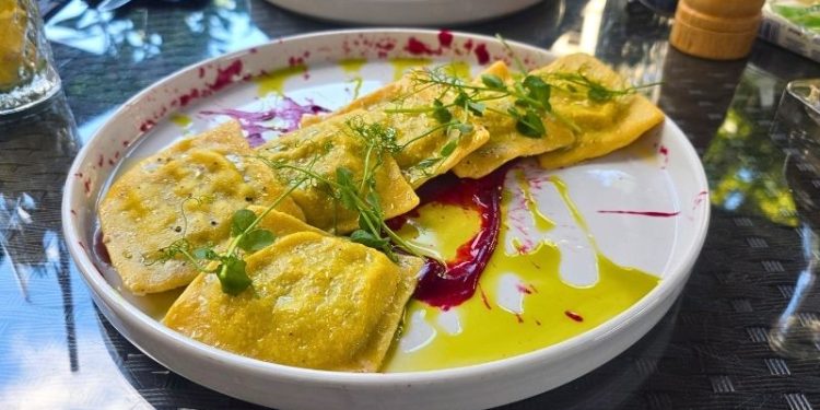 Ravioli z kaczką i musem jabłkowo-żurawinowym w restauracji Emilio
