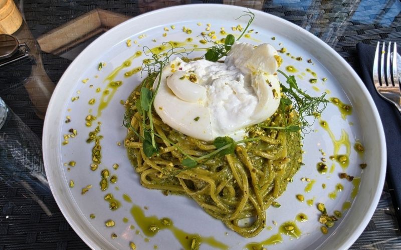 Spaghetti z burratą i pistacjami