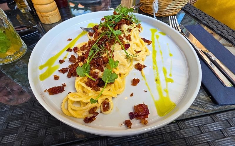 Tradycyjna carbonara w restauracji Emilio