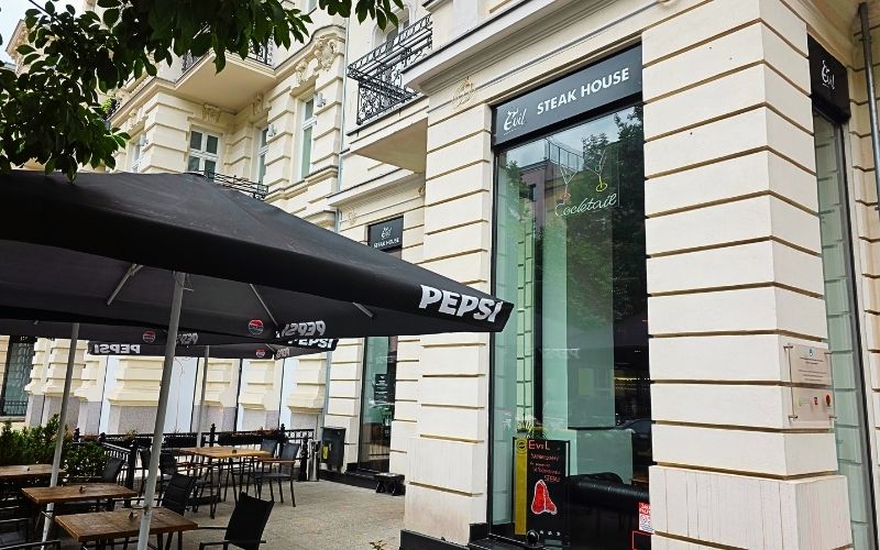 Wejście do Evil Steak House mieszczącego się przy ulicy Śląskiej 46 w centrum Szczecina